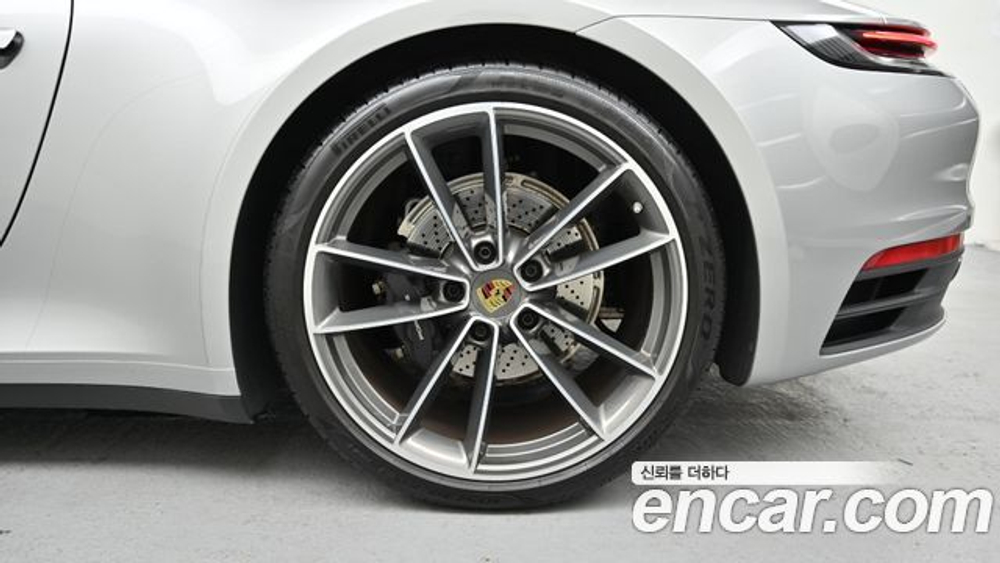 Porsche 911 Carrera — 2024