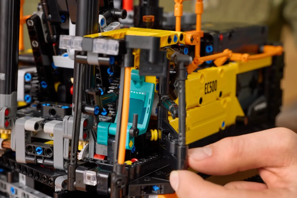 Конструктор LEGO Technic 42215 Гибридный экскаватор Volvo EC500
