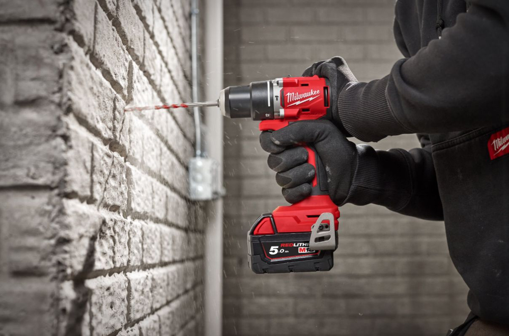 Аккумуляторная дрель-шуруповерт Milwaukee M18 BLDDRC-202C 4933492833+ подарок M18 BLIDR-0X