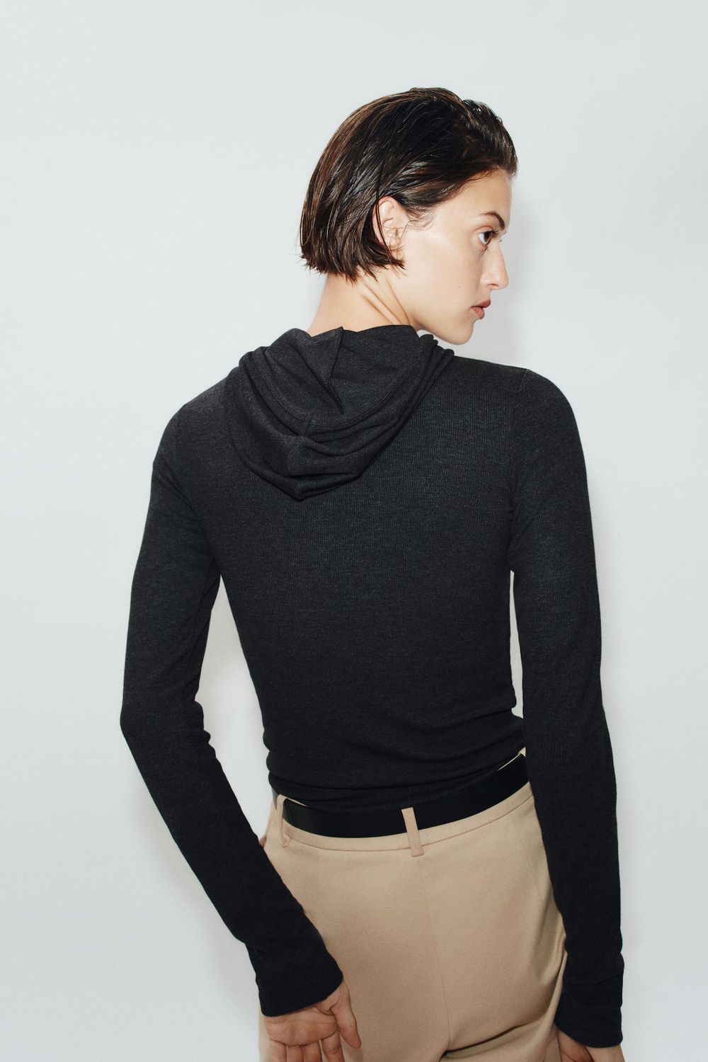 ФУТБОЛКА SLIM С КАПЮШОНОМ — ZARA