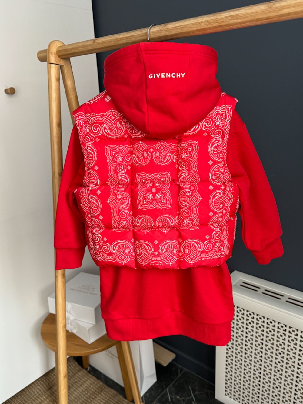 Пуховый жилет Givenchy и толстовка, 116