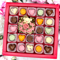 Шоколадный набор "Мишка с розами": шоколадка и 21 конфета ручной работы