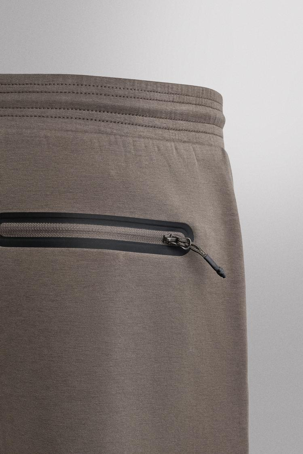 ZARA БРЮКИ-ДЖОГГЕРЫ ИЗ ВЫСОКОТЕХНОЛОГИЧНОЙ ТКАНИ, ТЕМНО-КОРИЧНЕВЫЙ