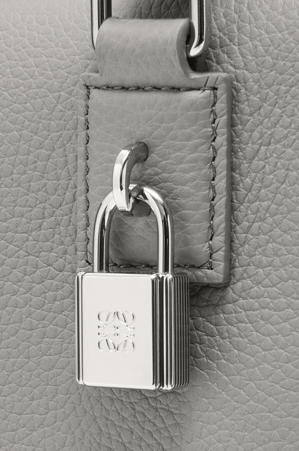 Loewe Сумка Amazona 23 из мягкой зернистой телячьей кожи, жемчужно-серый