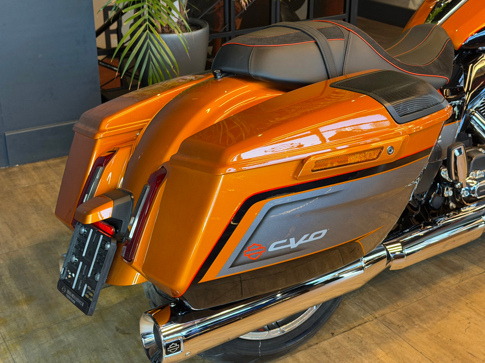 CVO Street Glide "Torched Orange CVO Tri-Tone" (2026)