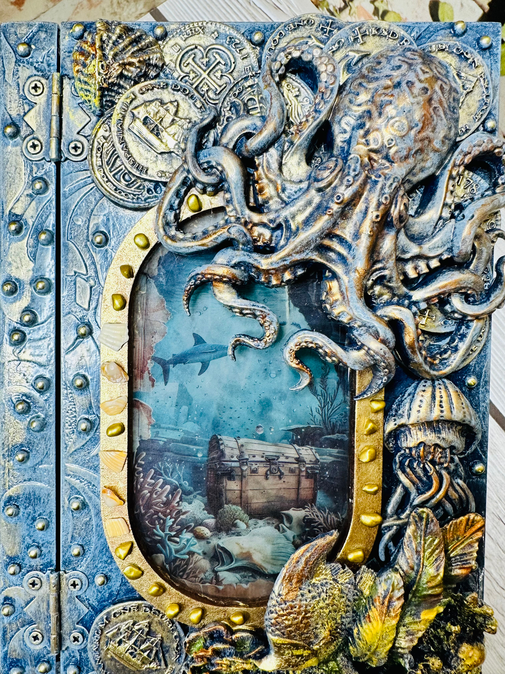 Шкатулка-книга "Сокровища пиратов"