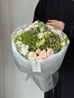 Букет из кустовых пионовивидных роз, гортензии, амми, лизиантуса и хризантемы
