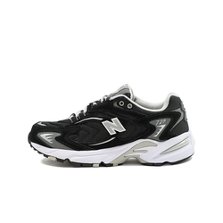 alt="New Balance 725R Core Black ML725R черные ретро-кроссовки вид сбоку на белом фоне"