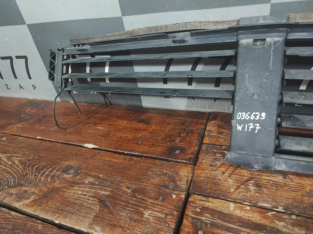 Воздуховод радиатора Жалюзи Mercedes A (W177) 18-нв Б/У Оригинал A1775008000