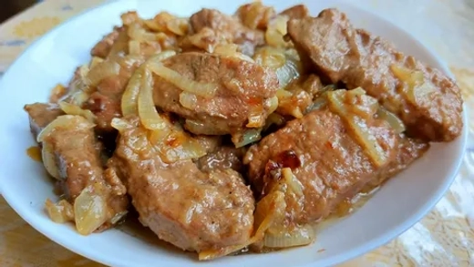 печень говяжья жареная с луком 100г
