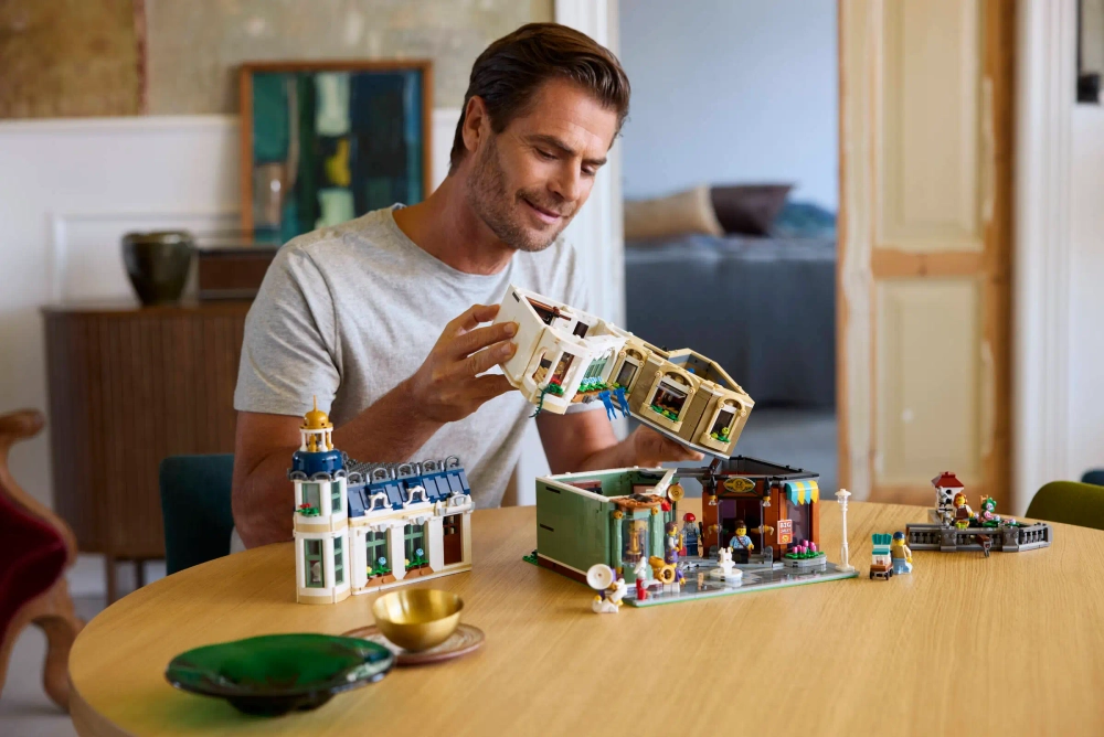 Конструктор LEGO Icons 11371 Shopping Street