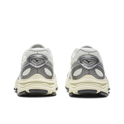alt="Детализация серебристых акцентов на Mizuno Racer V2"