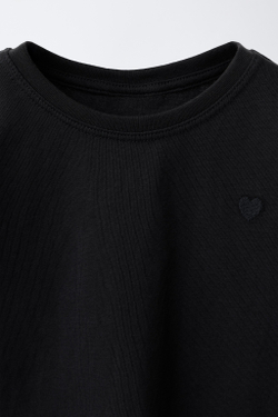 ZARA ОДНОТОННАЯ ФУТБОЛКА С ВЫШИВКОЙ «СЕРДЦЕ», ЧЕРНЫЙ