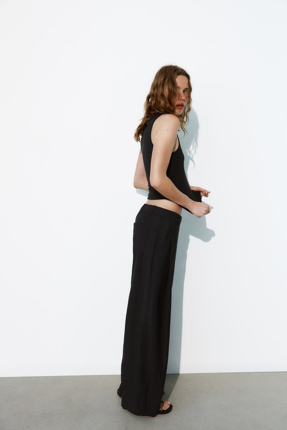 ZARA СТРУЯЩИЕСЯ БРЮКИ СО СКЛАДКАМИ, ЧЕРНЫЙ