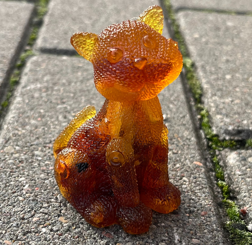 Кот вязаный сидит