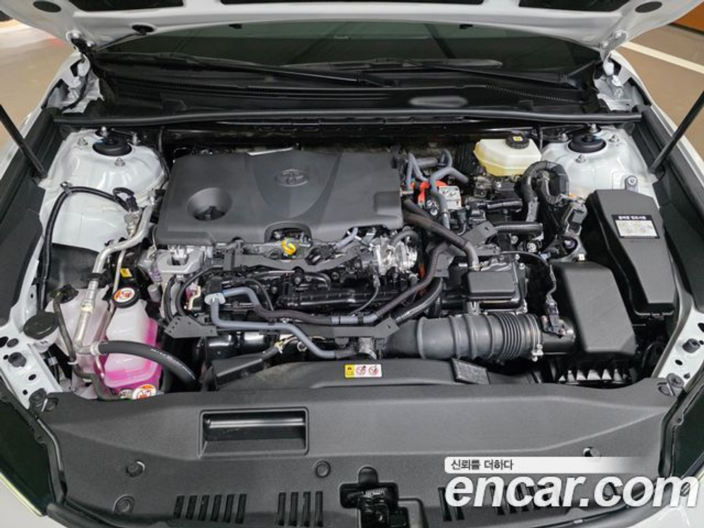 Toyota Camry 2.5 XLE Hybrid — 2025