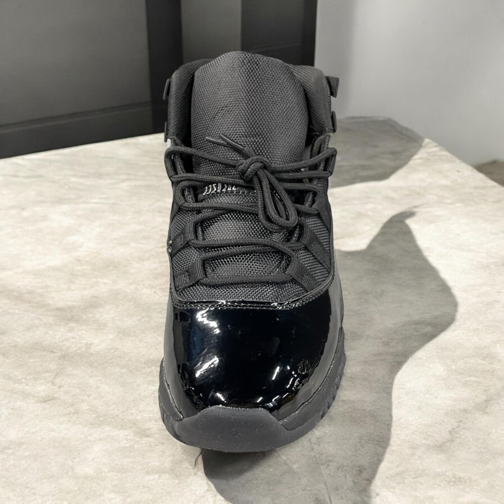 Nike Air Jordan 11 • Retro Cap and Gown