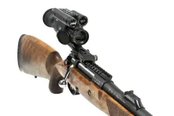 Цифровой прицел ночного видения ATAK ES3-LRF PRO (70-940) с дальномером - вид сбоку на винтовке