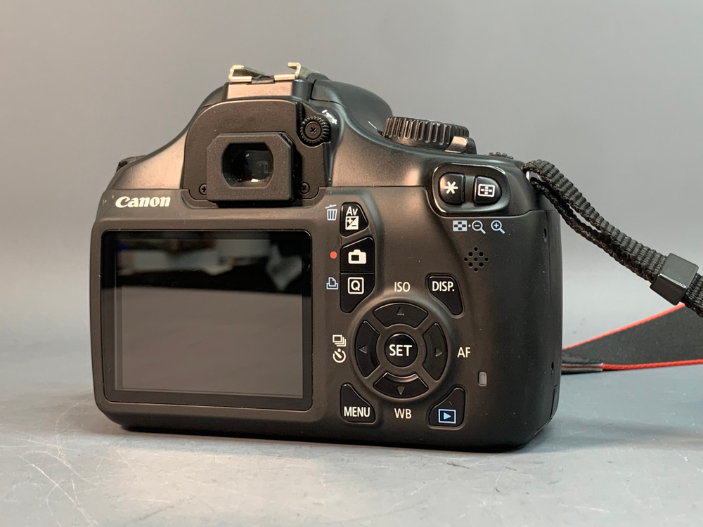 Canon 1100D Kit 18-55mm 3.5-5.6 IS II 17.000 кадров