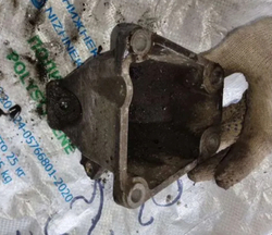 Кронштейн двс правый левый audi a4 b5 a6 c5 - 8D0199308D правый 8d0199307G левый