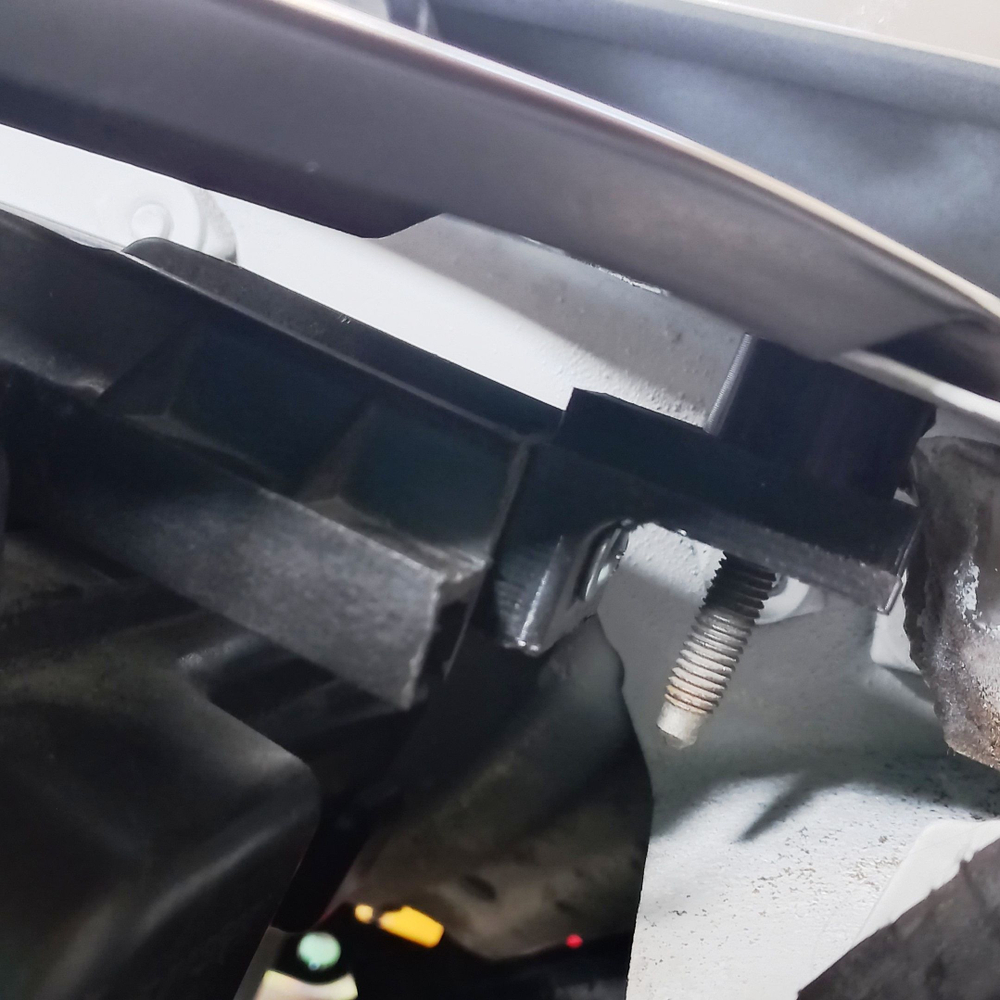 Кронштейн крепления фары для Volkswagen Passat B8 (07.2014 - 02.2020) г.в.