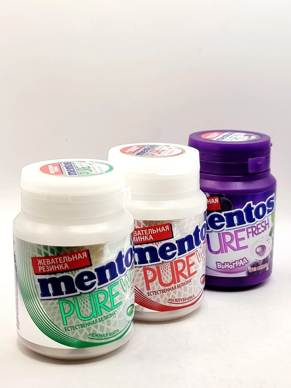 Mentos MIX жевательная резинка Pure fresh Виноград, Pure white нежная мята , Клубника (54х3) 162 г