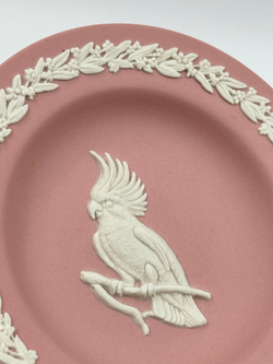 Тарелка декоративная Wedgwood «Попугай Какаду» розовая