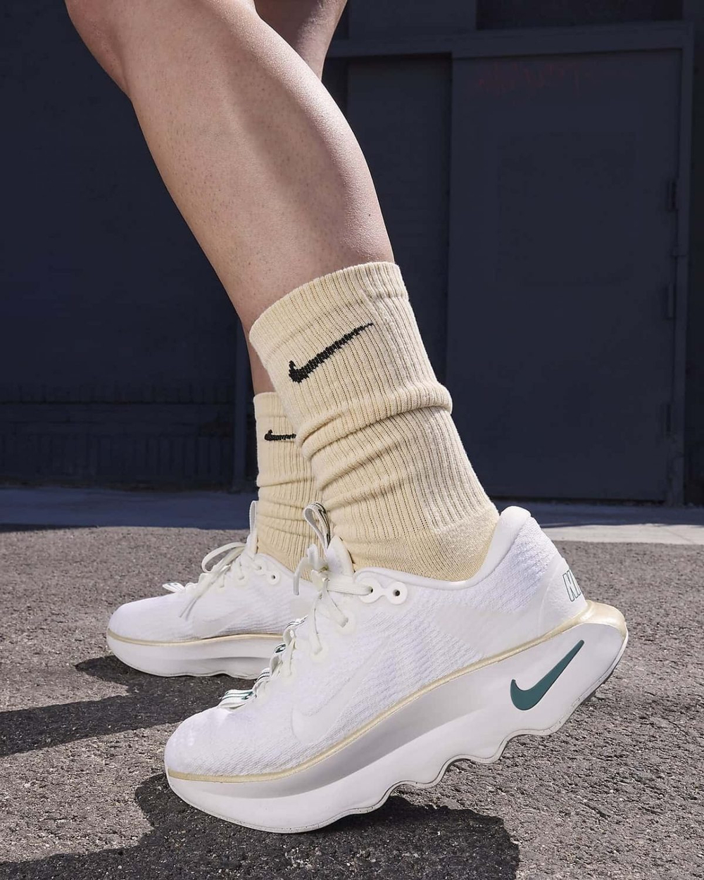 Кроссовки женские NIKE WMNS NIKE MOTIVA
