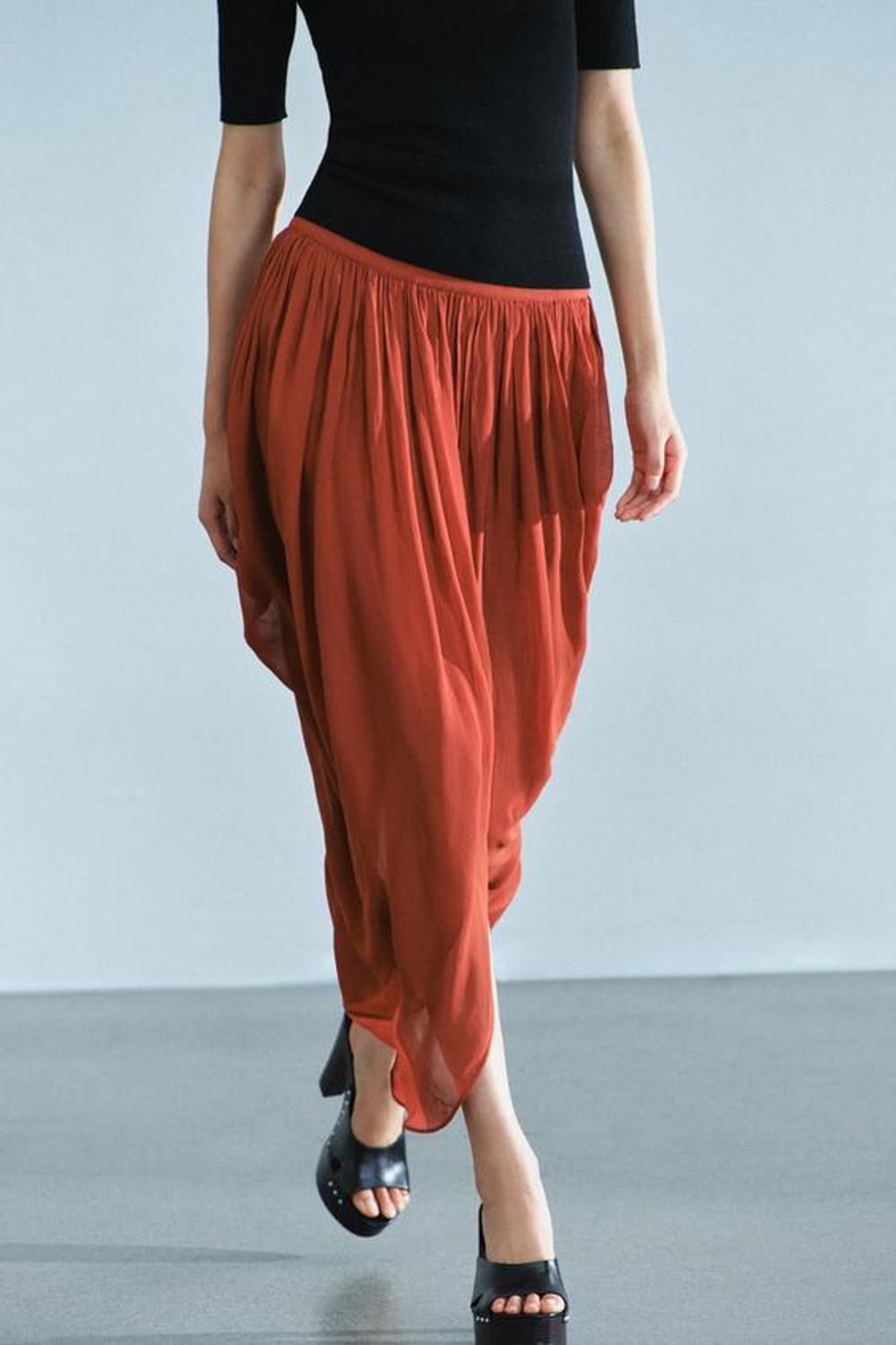 ZARA ЮБКА МИДИ С ДРАПИРОВКОЙ И АССИМЕТРИЧНЫМ НИЗОМ — ZW COLLECTION, ЧЕРЕПИЧНЫЙ