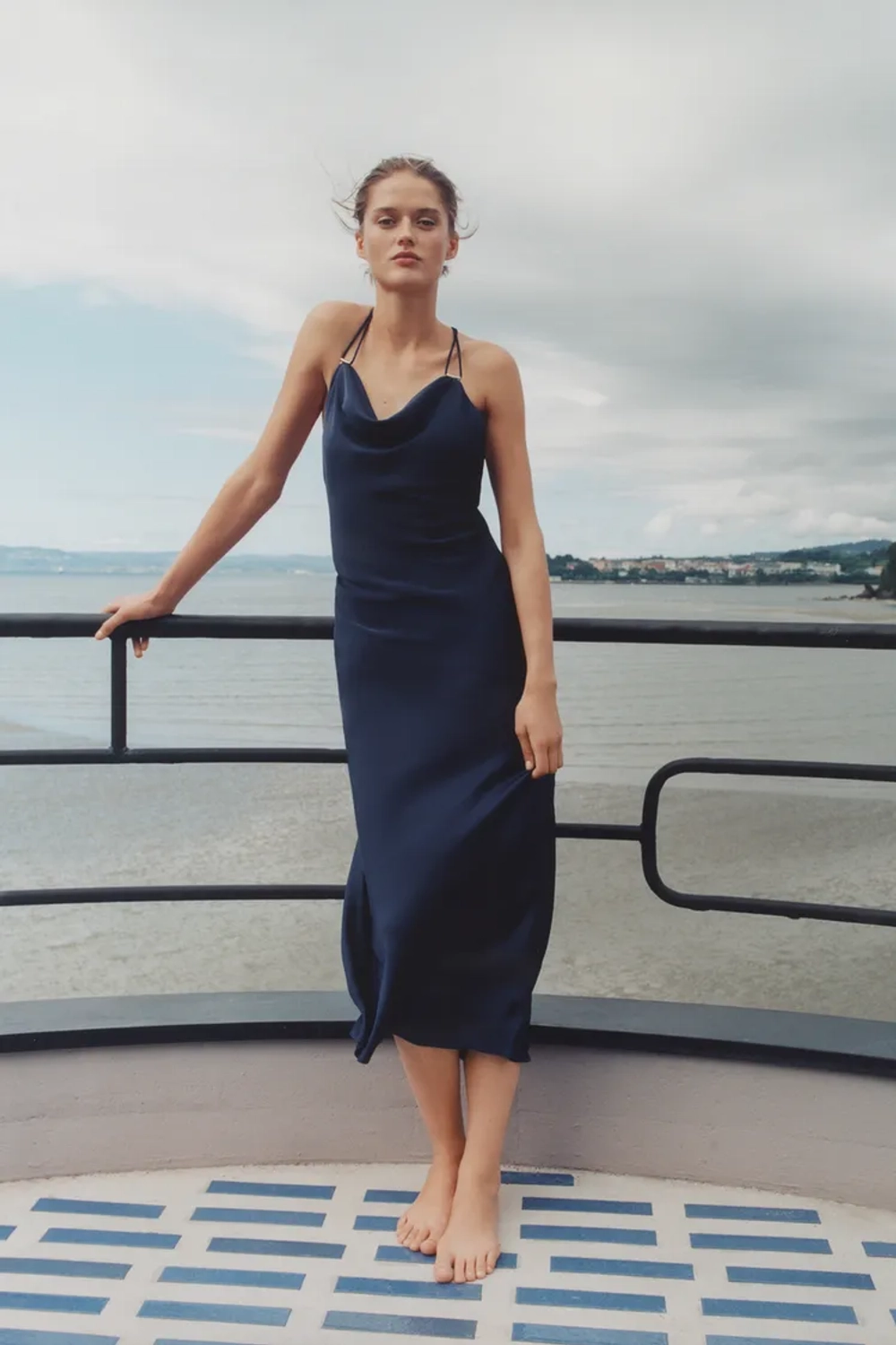 ZARA АТЛАСНОЕ ПЛАТЬЕ В БЕЛЬЕВОМ СТИЛЕ С ЗОЛОТИСТОЙ ФУРНИТУРОЙ, СИНИЙ