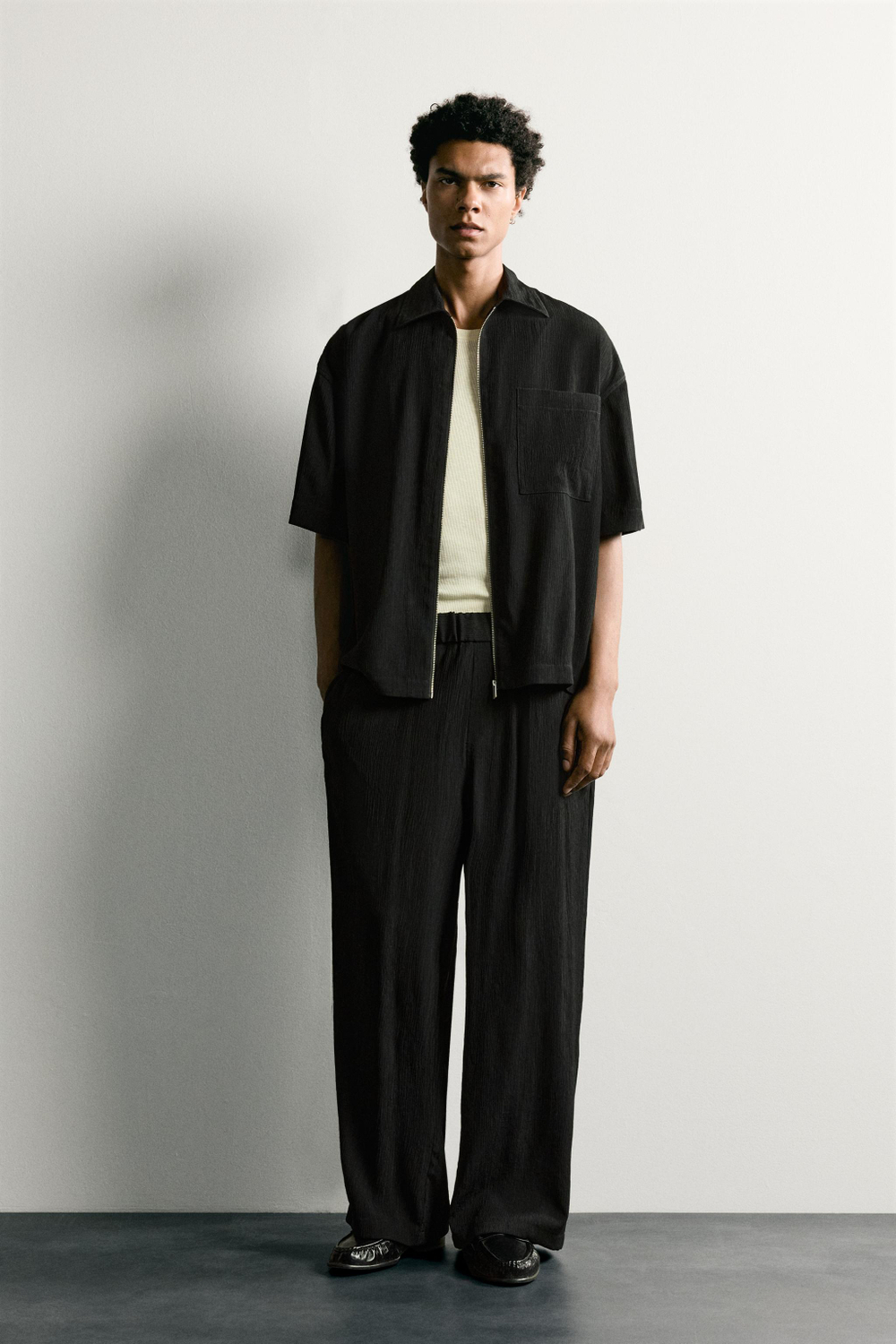 БРЮКИ RELAXED FIT ИЗ РЕЛЬЕФНОЙ ТКАНИ — ZARA · 7380/100