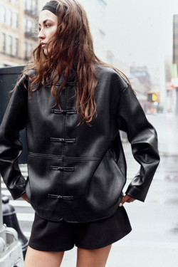 ZARA КУРТКА ИЗ ИСКУССТВЕННОЙ КОЖИ С ЗАСТЕЖКАМИ-ТОГГЛ, ЧЕРНЫЙ
