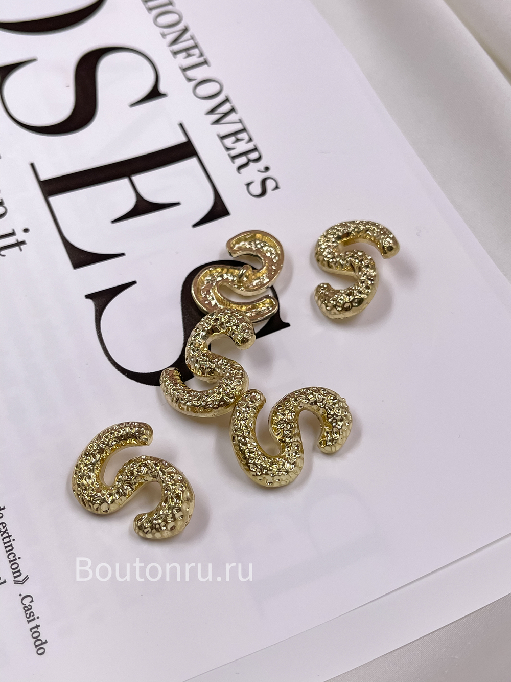 Пуговицы Скиап. золотистые мятые  "S"