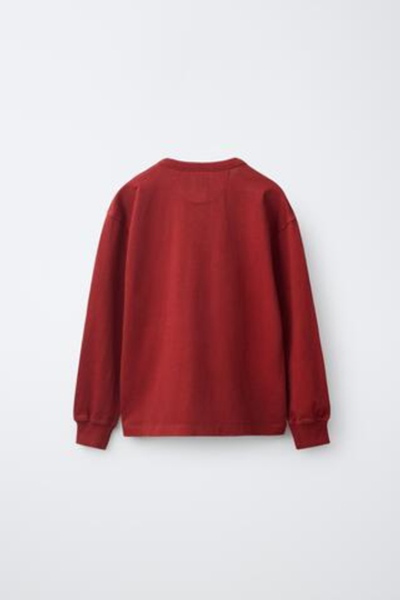 ZARA ЛОНГСЛИВ С НАШИВКОЙ И ЗАСТЕЖКОЙ НА ПУГОВИЦЫ, КРАСНЫЙ