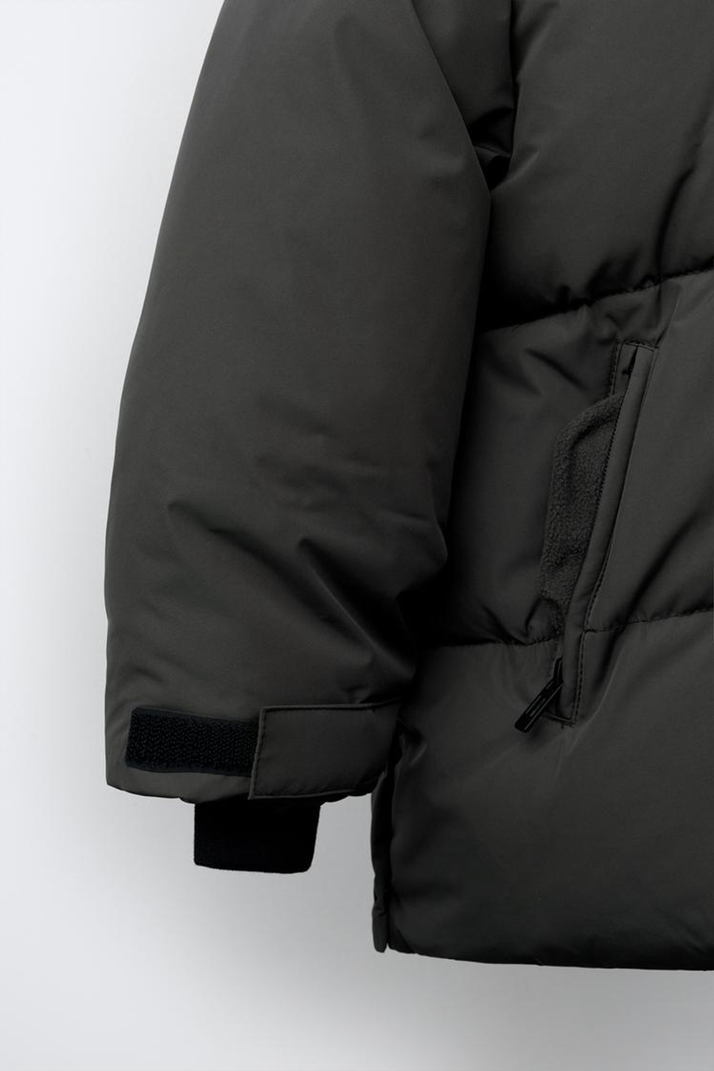 ZARA ВОДОНЕПРОНИЦАЕМАЯ И ВЕТРОЗАЩИТНАЯ ПУХОВАЯ КУРТКА С КАПЮШОНОМ, ЧЕРНЫЙ