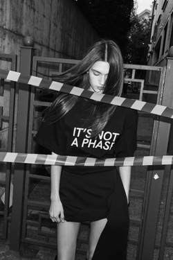 Футболка It's not a phase, черная