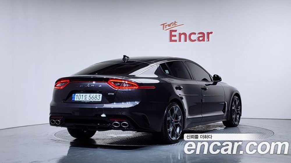 KIA Stinger 2.0 Turbo AWD — 2020