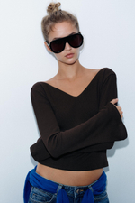 ФУТБОЛКА В РУБЧИК С V-ОБРАЗНЫМ ВЫРЕЗОМ — ZARA