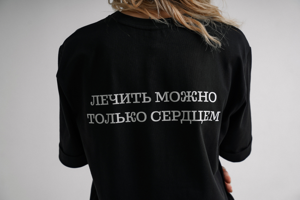 Футболка Лечить можно только сердцем (с цветами)