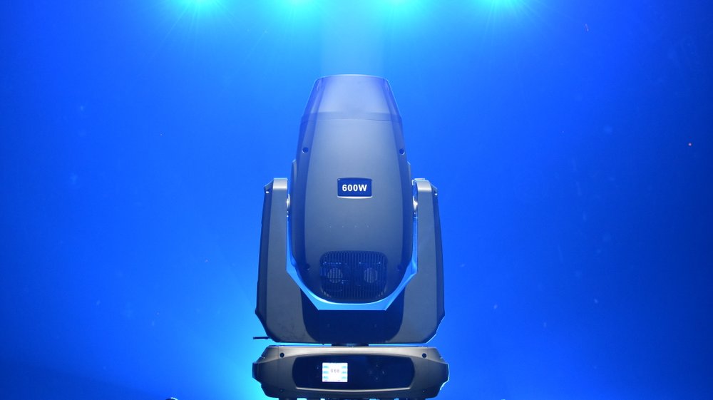 Nova L600Plus — гибридная вращающаяся голова BSW 600 Вт CMY с зумом 4°–36°