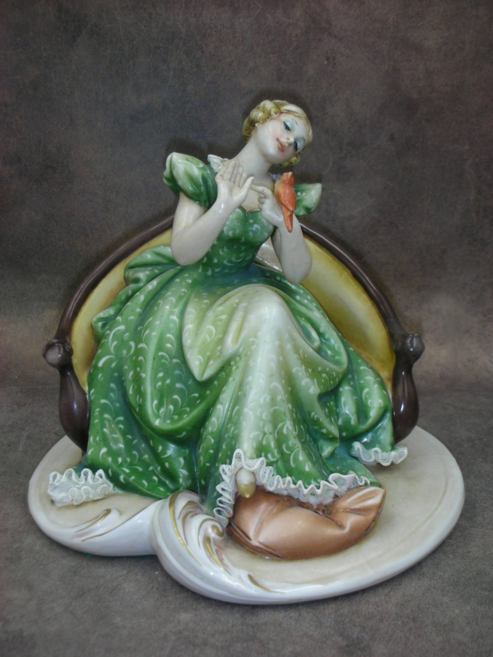 Статуэтка. Фарфор. Дама с какаду. Capodimonte. Италия