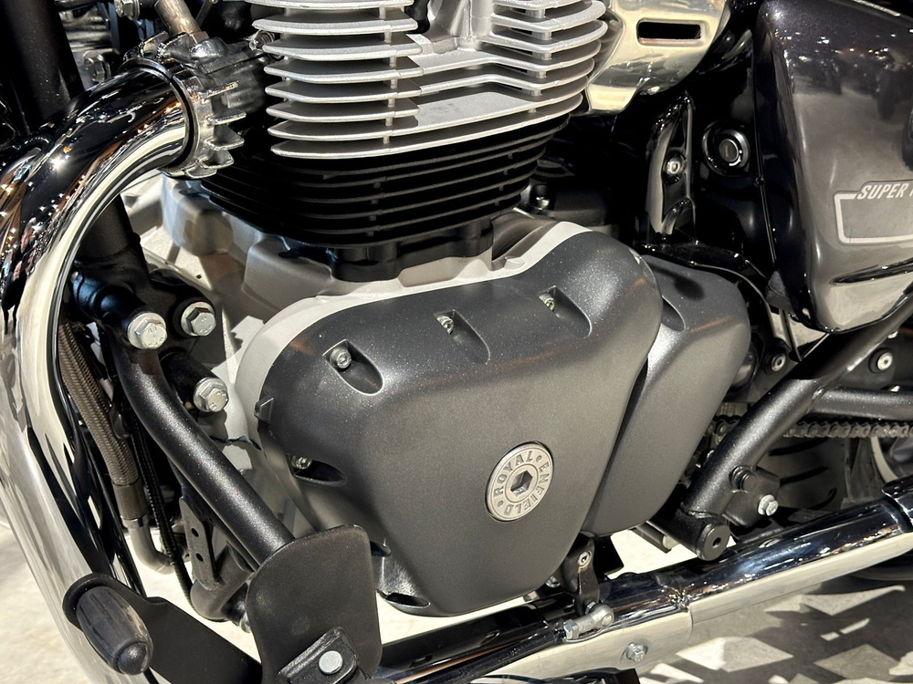 Royal Enfield Super Meteor 650 Astral Black (Base)