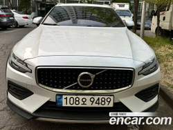 Volvo V60 Cross Country B5 AWD — 2023