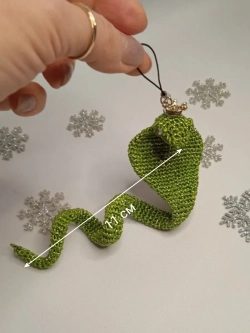 Вязаная игрушка "Змейка"