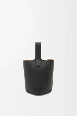 Loewe Мини-сумка-ведро Pebble из мягкой зернистой телячьей кожи, черный
