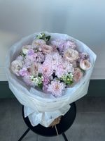 Букет из кустовых пионовидных роз, оксипеталума, маттиолы и хризантемы