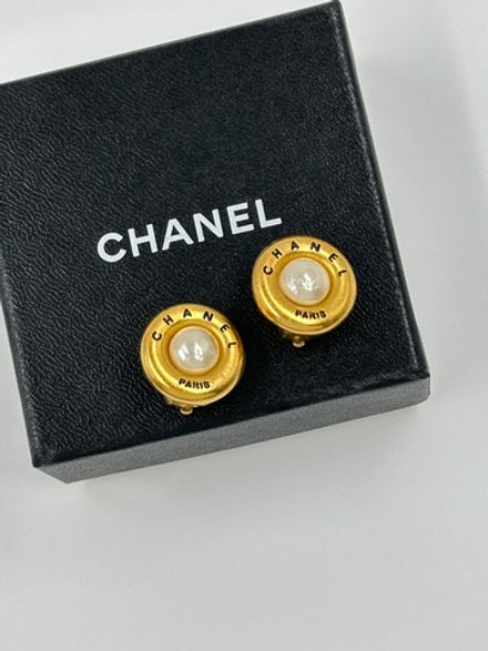 Клипсы с «жемчугом» Chanel
