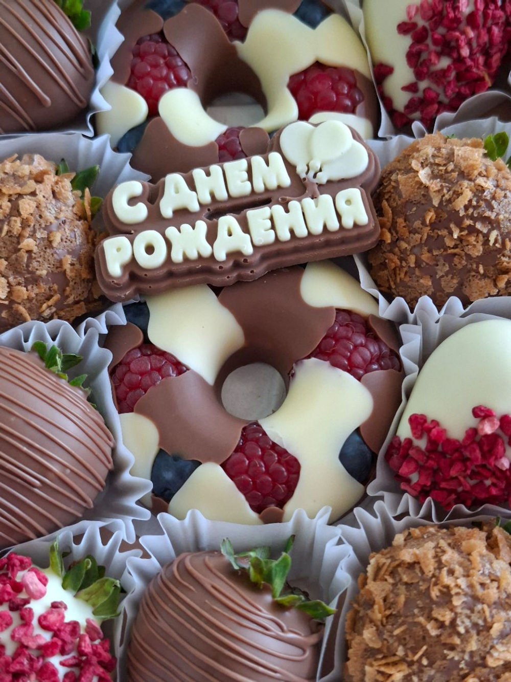 Клубника в шоколаде с шоколадными пончиками