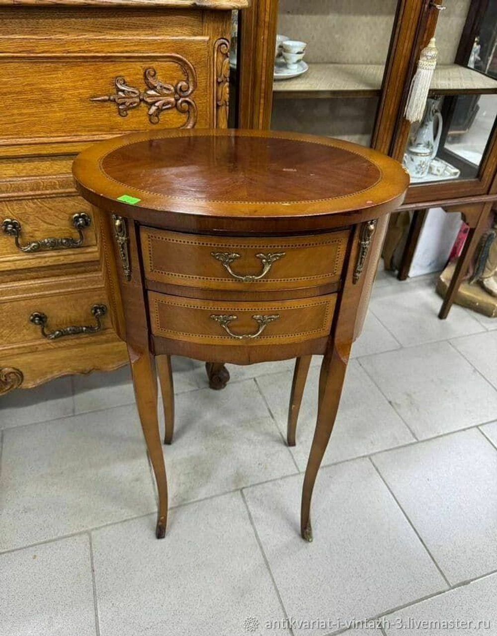 Старинная тумбочка
