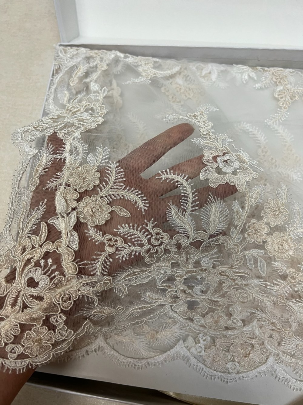 Скатерть кружевная 140x300 Emozioni Lace шампань